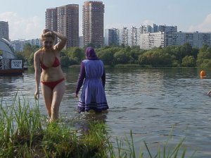 Интимные чувства девушки в буркини: купальщица взбудоражила московский пляж