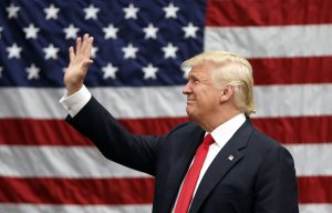 Порошенко заявил о готовности начать расследование в отношении экс-главы штаба Трампа