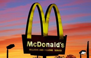 В Кентукки двум посетителям McDonald's подали бургеры с червями