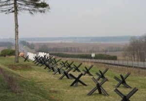 Украина поставит вдоль границы с Крымом противотанковые ежи