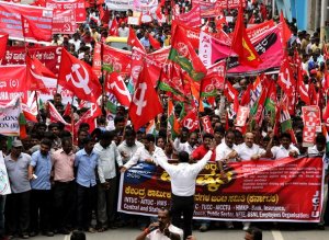 В Индии десятки миллионов рабочих вышли на улицы