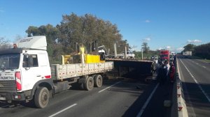 Автовоз, перевозивший "бентли", попал в аварию и рассыпал груз в Ленобласти