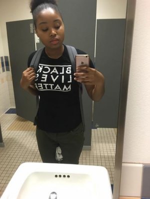 В американской школе ученице запретили надевать майку в поддержку "чернокожих"