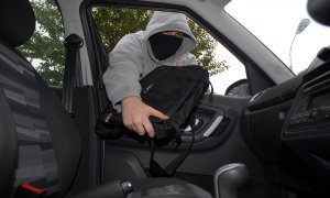 Из Porsche московского парковщика украли деньги и вещи на полмиллиона