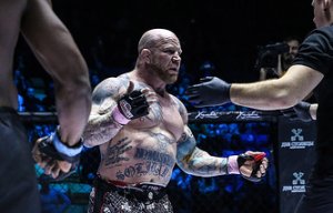 Глава ЛНР вручил паспорт республики бойцу Джеффу Монсону