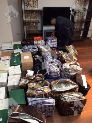 В сети появилось фото всех изъятых у полковника Захарченко миллиардов. На снимке около 50 сумок и коробок, наполненных деньгами. Деньги есть, но...