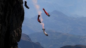 Крылатый десант: в Чечне бойцов спецподразделений обучат прыжкам в вингсьюте (Выпрыгнув из самолёта, бойцы в полной экипировке смогут пролететь десятки километров)