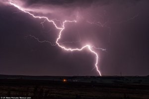 На западе  Великобритании многие пострадали  от сильнейших  гроз, внезапных наводнений и отключений электроэнергии и даже  было торнадо