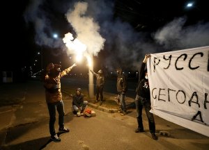 В Киеве радикалы атаковали посольство России фейерверками и петардами