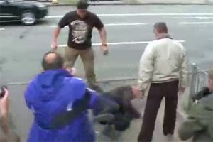 Гражданина России избили у посольства в Киеве