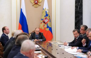 Путин потребовал не допускать даже намека на шоковую терапию при проведении реформ в РФ