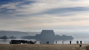 Суперэсминец США "Zumwalt" дал течь еще в порту