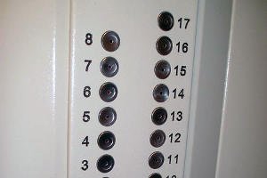 [Что ж за день такой...(((] В строящейся элитной высотке в Москве оборвался трос лифта на высоте 22 этажа, 5 человек погибли