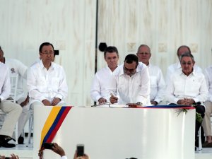 Власти Колумбии и повстанцы из FARC подписали историческое соглашение о мире ручками из патронов