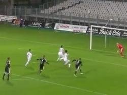 В матче пятой французской лиги вратарь отразил пенальти спиной