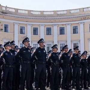 Полицейские служащие в Одессе изнасиловали девушку.