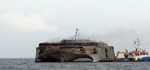 Фото сгоревшего американского катамарана HSV-2 Swift.