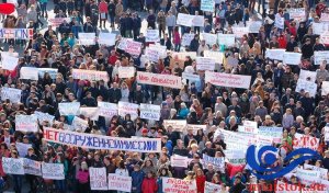 В Луганске проходит многотысячный митинг против иностранной вооружённой миссии в Донбассе
