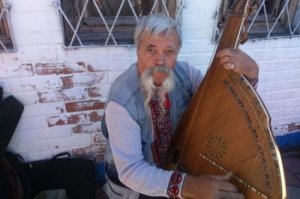 Украинский бандурист и певец майдана собирает рубли на рынке Керчи