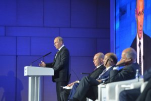 Путин: У них моторесурса и бензина не хватит, чтобы "изолировать" Россию