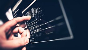 Песков назвал беспрецендентными заявления США по кибератакам