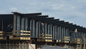 Строители установили первую плиту проезжей части Керченского моста