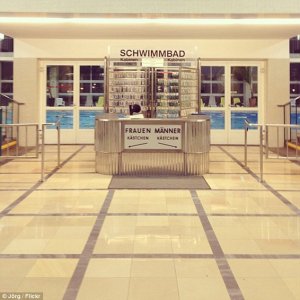 Иракский беженец, изнасиловавший 10-летнего мальчика в бассейне оправдан, потому что австрийский суд "не доказал, что он понял, что мальчик говорил нет"