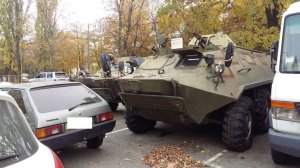 Торг уместен. На улицах Киева продают броневики и пулеметы (Можно приобрести списанный БТР с пулеметом за $8 тысяч)