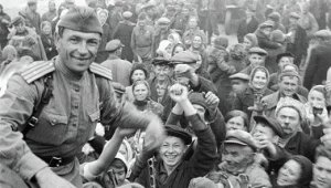 Глава Крыма поздравил украинцев с Днем освобождения от фашистов