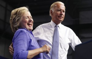 Байден не хочет занимать пост в администрации США в случае победы Клинтон