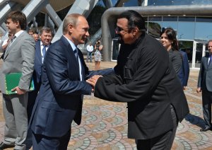 Песков: Сигал неоднократно и настойчиво просил паспорт гражданина РФ