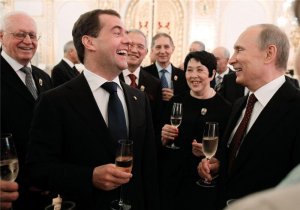 Федеральным чиновникам пообещали поднять зарплату на 38%