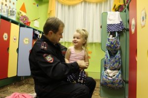 Красноярский полицейский объездил десятки роддомов и усыновил 4 малышей
