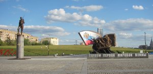 Торжественное возложение цветов к памятнику героям Первой Мировой