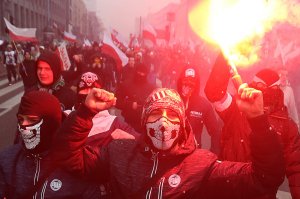 24 канал: В Варшаве националисты растоптали и сожгли флаг Украины  (Украина готовит ноту протеста)