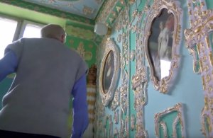 Киевский пенсионер превратил свой подъезд в музей