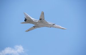 Стратегические ракетоносцы ВКС нанесли удар по объектам боевиков в Сирии (Пуски крылатых ракет выполнялись из района над акваторией Средиземного моря)