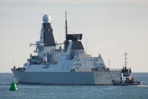 [Зато не коптит] Следивший за «Адмиралом Кузнецовым» британский эсминец вернули в порт на буксире