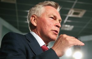 Президиум ВАК поручил диссовету МГУ им. Ломоносова пересмотреть диссертацию министра культуры России Владимира Мединского в январе 2017 года