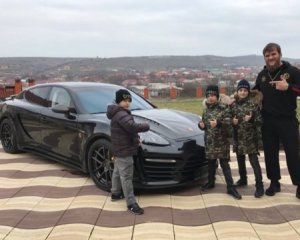 Несовершеннолетние дети Рамзана Кадырова подарили элитную машину тренеру по борьбе