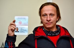 Захарченко вручил паспорт гражданина ДНР российскому актеру Ивану Охлобыстину