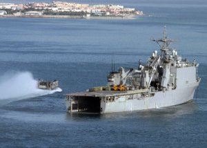 В Средиземное море вошли два десантных корабля ВМС США