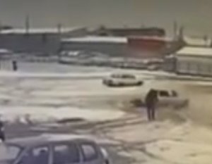 Автохам дрифтовал в центре Ставрополя и сбил мужчину