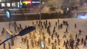 Болельщики Динамо и Бешикташа подрались в центре Киева. В столкновениях были использованы биты и ножи, а 10 человек получили ножевые ранения и были отправлены в больницу.
