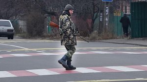 Юродивый с винтовкой, Мариуполь. Видео.