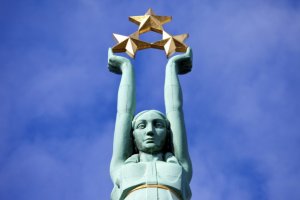 Пятничное: Туристов оштрафовали на €500 за секс у памятника Свободы в Латвии