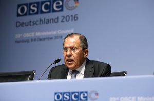 Все эти деятели из Германии, США и Франции четко говорили, что никакого продвижения НАТО на Восток не будет... военная инфраструктура альянса не будет приближаться к границам нашей страны - Лавров