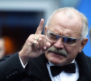 Режиссер Никита Михалков предлагает собрать группу из историков и политологов и проанализировать экспозицию и деятельность «Ельцин Центра»