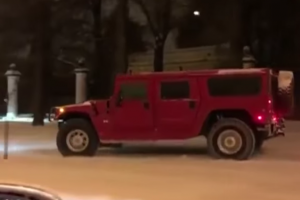 Мажорку, катавшуюся на Hummer по дорожкам МГУ, доставили в полицию