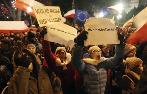 Качиньского с гримасой ужаса на лице эвакуировали из Сейма в сопровождении полицейского конвоя. Выезд блокировала оппозиция, протестующая против планов ограничения доступа журналистов в парламент